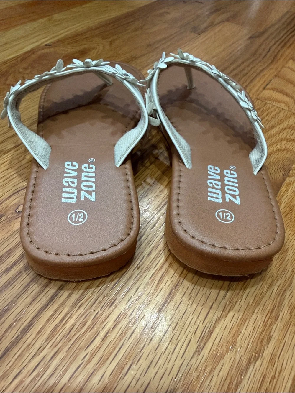 Girls White Floral Thong Sandals (size 1/2)